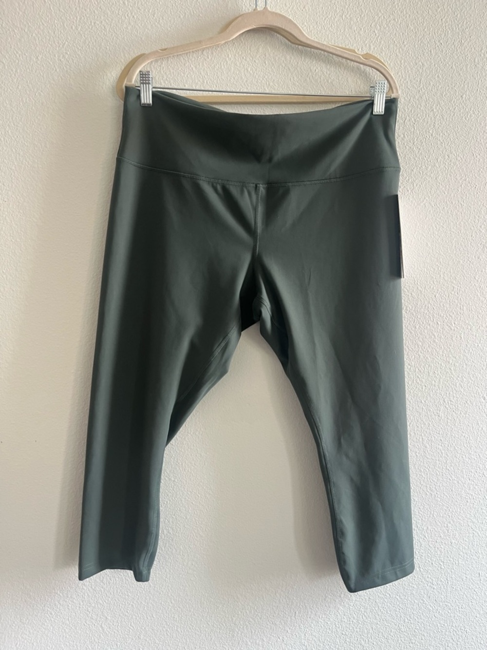 NWT Lululemon Wunder Train HR Tight 25” size 18 Olive Leggings